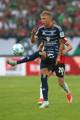 23 08 2024, xtgx, Fußball 2 Bundesliga, Hannover 96 Hamburger SV emspor, v l Adam Karabec HSV, 17 am Ball, plays the ball DFL DFB REGULATIONS PROHIBIT ANY USE OF PHOTOGRAPHS as IMAGE SEQUENCES and or QUASI VIDEO Hannover