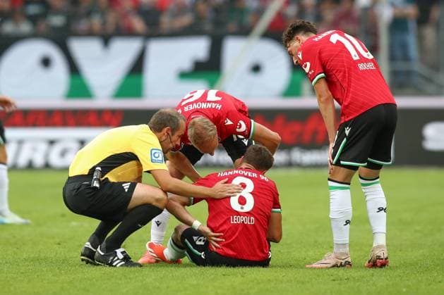 23 08 2024, xtgx, Soccer 2 Bundesliga, Hannover 96 Hamburger SV emspor, v l Enzo Leopold Hannover, 8 injured, injury DFL DFB REGULATIONS PROHIBIT ANY USE OF PHOTOGRAPHS as IMAGE SEQUENCES and or QUASI VIDEO Hannover