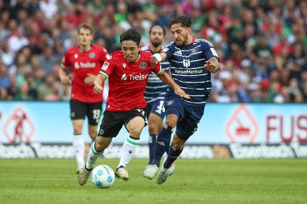 23 08 2024, xtgx, Fußball 2 Bundesliga, Hannover 96 Hamburger SV emspor, v l Louis Schaub Hannover, 11 , Ludovit Reis HSV, 14 Zweikampf, Duell, Kampf, tackle DFL DFB REGULATIONS PROHIBIT ANY USE OF PHOTOGRAPHS as IMAGE SEQUENCES and or QUASI VIDEO Hannover
