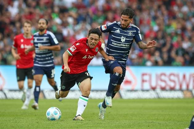 23 08 2024, xtgx, Fußball 2 Bundesliga, Hannover 96 Hamburger SV emspor, v l Louis Schaub Hannover, 11 , Ludovit Reis HSV, 14 Zweikampf, Duell, Kampf, tackle DFL DFB REGULATIONS PROHIBIT ANY USE OF PHOTOGRAPHS as IMAGE SEQUENCES and or QUASI VIDEO Hannover