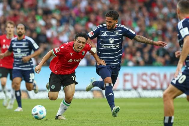 23 08 2024, xtgx, Fußball 2 Bundesliga, Hannover 96 Hamburger SV emspor, v l Louis Schaub Hannover, 11 , Ludovit Reis HSV, 14 Zweikampf, Duell, Kampf, tackle DFL DFB REGULATIONS PROHIBIT ANY USE OF PHOTOGRAPHS as IMAGE SEQUENCES and or QUASI VIDEO Hannover