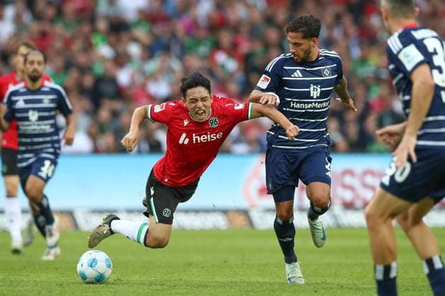 23 08 2024, xtgx, Fußball 2 Bundesliga, Hannover 96 Hamburger SV emspor, v l Louis Schaub Hannover, 11 , Ludovit Reis HSV, 14 Zweikampf, Duell, Kampf, tackle DFL DFB REGULATIONS PROHIBIT ANY USE OF PHOTOGRAPHS as IMAGE SEQUENCES and or QUASI VIDEO Hannover