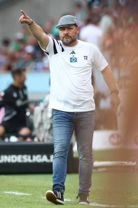 23 08 2024, xtgx, Fußball 2 Bundesliga, Hannover 96 Hamburger SV emspor, v l Steffen Baumgart HSV, Trainer gibt Anweisungen, gestikuliert mit den Armen, gesticulate, gives instructions DFL DFB REGULATIONS PROHIBIT ANY USE OF PHOTOGRAPHS as IMAGE SEQUENCES and or QUASI VIDEO Hannover