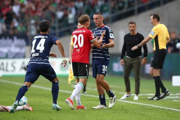 23 08 2024, xtgx, Fußball 2 Bundesliga, Hannover 96 Hamburger SV emspor, v l Jannik Dehm Hannover, 20 , Silvan Hefti HSV, 30 auseinandersetzung, Zweikampf, Duell, Kampf, tackle DFL DFB REGULATIONS PROHIBIT ANY USE OF PHOTOGRAPHS as IMAGE SEQUENCES and or QUASI VIDEO Hannover