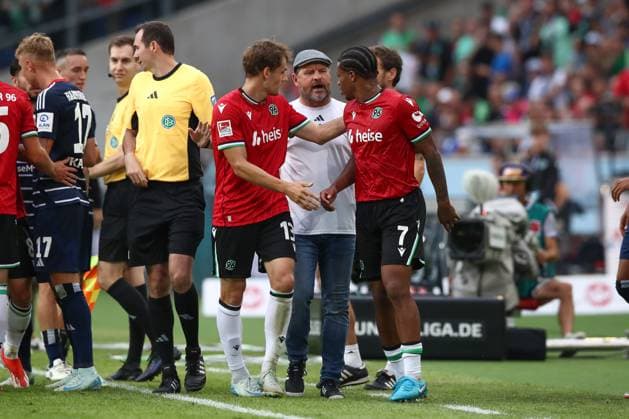 23 08 2024, xtgx, Fußball 2 Bundesliga, Hannover 96 Hamburger SV emspor, v l Max Christiansen Hannover, 13 , Steffen Baumgart HSV, Trainer , Max Besuschkow Hannover, 7 auseinandersetzung, diskusion DFL DFB REGULATIONS PROHIBIT ANY USE OF PHOTOGRAPHS as IMAGE SEQUENCES and or QUASI VIDEO Hannover
