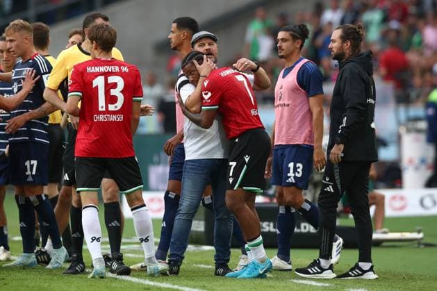 23 08 2024, xtgx, Fußball 2 Bundesliga, Hannover 96 Hamburger SV emspor, v l Max Besuschkow Hannover, 7 , Steffen Baumgart HSV, Trainer umarmung DFL DFB REGULATIONS PROHIBIT ANY USE OF PHOTOGRAPHS as IMAGE SEQUENCES and or QUASI VIDEO Hannover