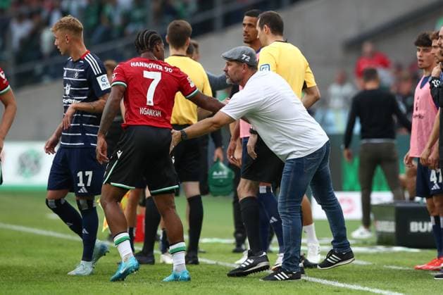 23 08 2024, xtgx, Fußball 2 Bundesliga, Hannover 96 Hamburger SV emspor, v l Max Besuschkow Hannover, 7 , Steffen Baumgart HSV, Trainer umarmung DFL DFB REGULATIONS PROHIBIT ANY USE OF PHOTOGRAPHS as IMAGE SEQUENCES and or QUASI VIDEO Hannover