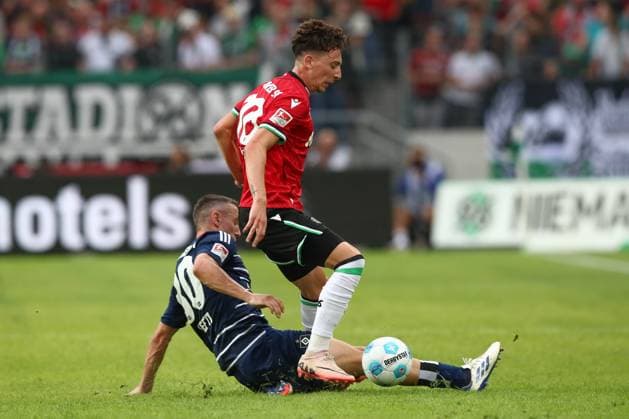 23 08 2024, xtgx, Fußball 2 Bundesliga, Hannover 96 Hamburger SV emspor, v l Silvan Hefti HSV, 30 , Jannik Rochelt Hannover, 10 Zweikampf, Duell, Kampf, tackle DFL DFB REGULATIONS PROHIBIT ANY USE OF PHOTOGRAPHS as IMAGE SEQUENCES and or QUASI VIDEO Hannover