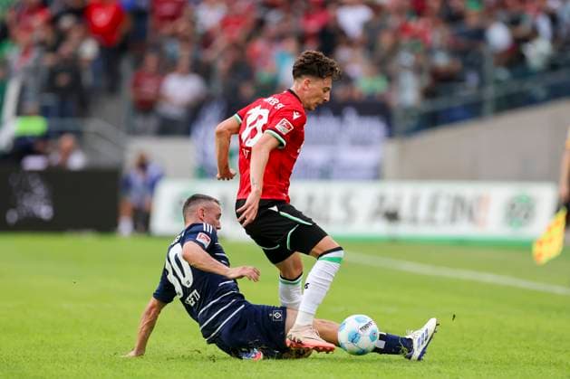 Silvan Hefti Hamburger SV and Jannik Rochelt Hannover 96 battle for the ball, 2 Bundesliga, Hannover 96 vs Hamburger SV, Heinz von Heiden Arena, August 23, 2024 in Hanover, Germany Photo by Marco Steinbrenner DeFodi Images Silvan Hefti Hamburger SV and Jannik Rochelt Hannover 96 battle for the ball, 2 Bundesliga, Hannover 96 vs Hamburger SV, Heinz von Heiden Arena, August 23, 2024 in Hanover, Germany Photo by Marco Steinbrenner DeFodi Images DFB DFL REGULATIONS PROHIBIT ANY USE OF PHOTOGRAPHS AS IMAGE SEQUENCES AND OR QUASI VIDEO Defodi 700 han hsv 20240823 032 Defodi-700 DFB DFL REGULATIONS PROHIBIT ANY USE OF PHOTOGRAPHS AS IMAGE SEQUENCES AND OR QUASI-VIDEO.