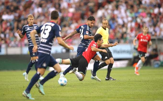 Photo Hyun Ju LEE H 96 comes to fall against Ludovit REIS Soccer 2 Bundesliga on Fri 23 08 2024 Hannover 96 Hamburger SV