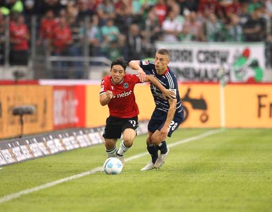 Photo Hyun Ju LEE H 96 in a running duel with Miro Muheim Soccer 2 Bundesliga on Fri 23 08 2024 Hannover 96 Hamburger SV