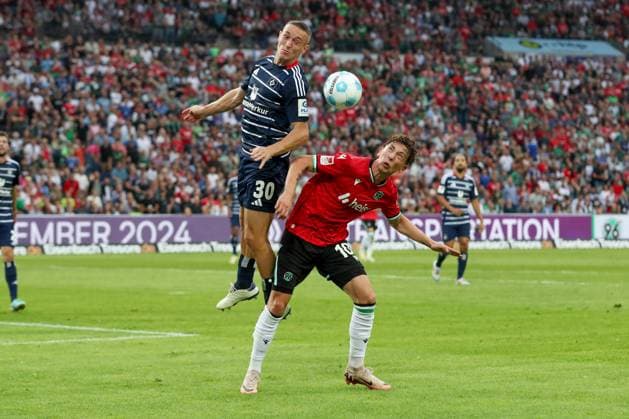 23 08 2024, xtgx, Fußball 2 Bundesliga, Hannover 96 Hamburger SV emspor, v l Silvan Hefti HSV, 30 , Jannik Rochelt Hannover, 10 Zweikampf, Duell, Kampf, tackle DFL DFB REGULATIONS PROHIBIT ANY USE OF PHOTOGRAPHS as IMAGE SEQUENCES and or QUASI VIDEO Hannover