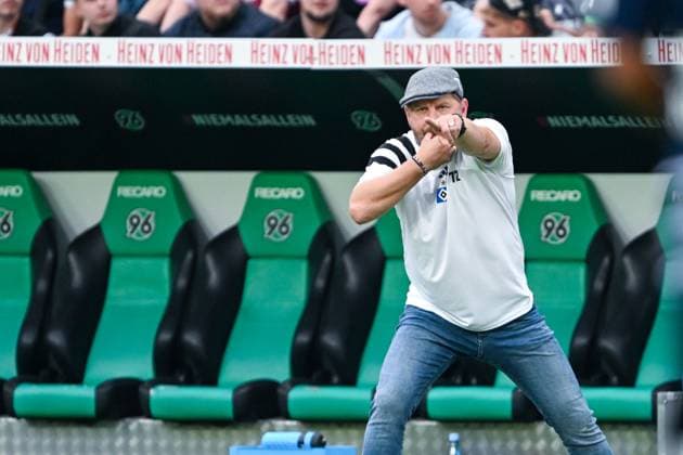 2 Bundesliga Hannover 06 Hamburger SV on 23 08 2024 at the HDI Arena in Hannover Coach Steffen Baumgart Hamburg gives loud instructions MT