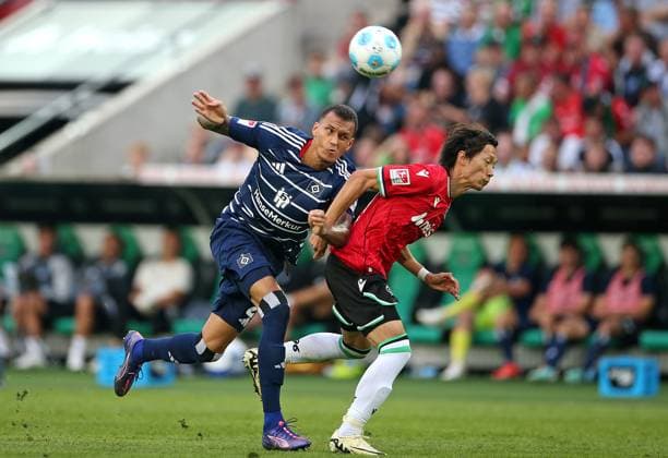23 08 2024, Soccer 2 Bundesliga 2024 2025, Matchday 3, Hannover 96 Hamburger SV, in der Heinz von Heiden Arena Hannover L R Davie Selke Hamburg vs Sei Muroya Hannover DFL and DFB regulations prohibit any use of photographs as image sequences and or quasi video
