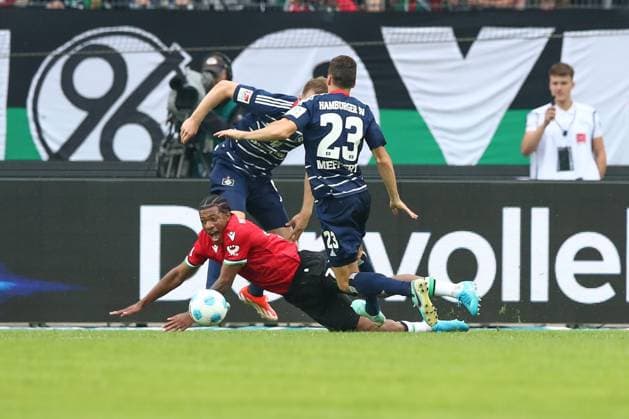 23 08 2024, xtgx, Soccer 2 Bundesliga, Hannover 96 Hamburger SV emspor, v l Jessic Ngankam Hannover, 7 is fouled by Jonas Meffert HSV, 23 DFL DFB REGULATIONS PROHIBIT ANY USE OF PHOTOGRAPHS as IMAGE SEQUENCES and or QUASI VIDEO Hannover