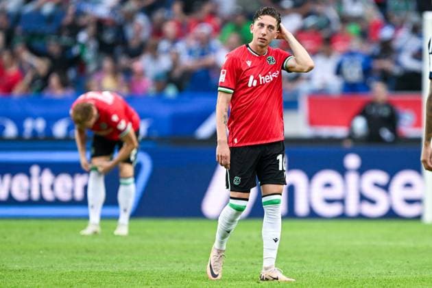 2 Bundesliga Hannover 06 Hamburger SV on 23 08 2024 at the HDI Arena in Hannover Jannik Rochelt Hannover 96 dissatisfied, disappointed, disappointed, dejected MT