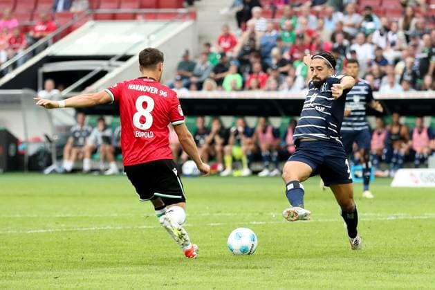 23 08 2024, xtgx, Fußball 2 Bundesliga, Hannover 96 Hamburger SV emspor, v l Enzo Leopold Hannover, 8 , Immanuel Pherai HSV, 10 Zweikampf, Duell, Kampf, tackle DFL DFB REGULATIONS PROHIBIT ANY USE OF PHOTOGRAPHS as IMAGE SEQUENCES and or QUASI VIDEO Hannover