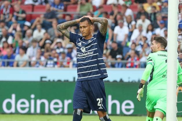 23 08 2024, xtgx, Fußball 2 Bundesliga, Hannover 96 Hamburger SV emspor, v l Davie Selke HSV, 27 enttaeuscht, schaut enttaeuscht, niedergeschlagen, disappointed DFL DFB REGULATIONS PROHIBIT ANY USE OF PHOTOGRAPHS as IMAGE SEQUENCES and or QUASI VIDEO Hannover