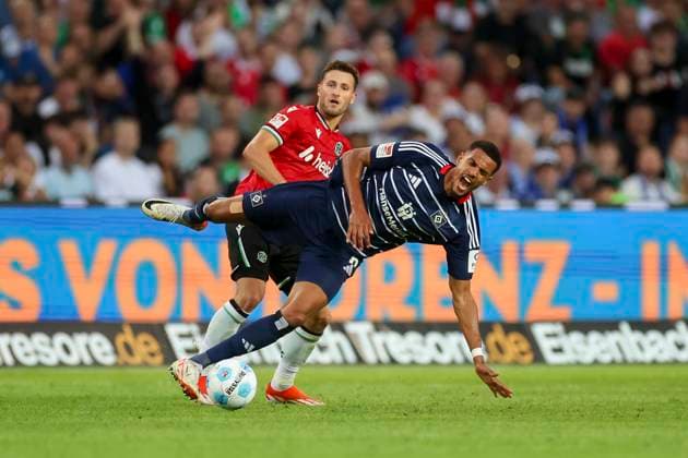 Enzo Leopold Hannover 96 and Robert Glatzel Hamburger SV battle for the ball, 2 Bundesliga, Hannover 96 vs Hamburger SV, Heinz von Heiden Arena, August 23, 2024 in Hanover, Germany Photo by Marco Steinbrenner DeFodi Images Enzo Leopold Hannover 96 and Robert Glatzel Hamburger SV battle for the ball, 2 Bundesliga, Hannover 96 vs Hamburger SV, Heinz von Heiden Arena, August 23, 2024 in Hanover, Germany Photo by Marco Steinbrenner DeFodi Images DFB DFL REGULATIONS PROHIBIT ANY USE OF PHOTOGRAPHS AS IMAGE SEQUENCES AND OR QUASI VIDEO Defodi 700 han hsv 20240823 084 Defodi-700 DFB DFL REGULATIONS PROHIBIT ANY USE OF PHOTOGRAPHS AS IMAGE SEQUENCES AND OR QUASI-VIDEO.