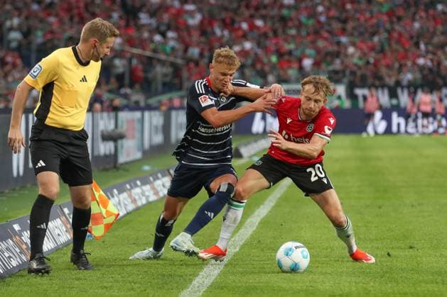 23 08 2024, xtgx, Fußball 2 Bundesliga, Hannover 96 Hamburger SV emspor, v l Adam Karabec HSV, 17 , Jannik Dehm Hannover, 20 Zweikampf, Duell, Kampf, tackle DFL DFB REGULATIONS PROHIBIT ANY USE OF PHOTOGRAPHS as IMAGE SEQUENCES and or QUASI VIDEO Hannover