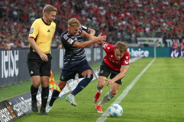 23 08 2024, xtgx, Fußball 2 Bundesliga, Hannover 96 Hamburger SV emspor, v l Adam Karabec HSV, 17 , Jannik Dehm Hannover, 20 Zweikampf, Duell, Kampf, tackle DFL DFB REGULATIONS PROHIBIT ANY USE OF PHOTOGRAPHS as IMAGE SEQUENCES and or QUASI VIDEO Hannover