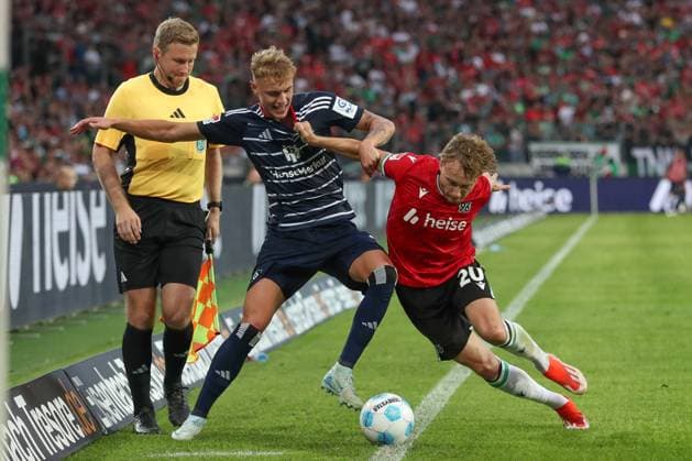 23 08 2024, xtgx, Fußball 2 Bundesliga, Hannover 96 Hamburger SV emspor, v l Adam Karabec HSV, 17 , Jannik Dehm Hannover, 20 Zweikampf, Duell, Kampf, tackle DFL DFB REGULATIONS PROHIBIT ANY USE OF PHOTOGRAPHS as IMAGE SEQUENCES and or QUASI VIDEO Hannover