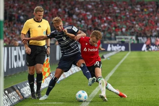 23 08 2024, xtgx, Fußball 2 Bundesliga, Hannover 96 Hamburger SV emspor, v l Adam Karabec HSV, 17 , Jannik Dehm Hannover, 20 Zweikampf, Duell, Kampf, tackle DFL DFB REGULATIONS PROHIBIT ANY USE OF PHOTOGRAPHS as IMAGE SEQUENCES and or QUASI VIDEO Hannover