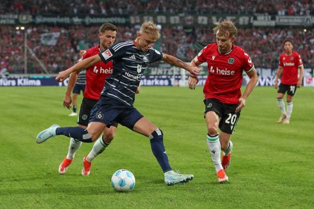 23 08 2024, xtgx, Fußball 2 Bundesliga, Hannover 96 Hamburger SV emspor, v l Adam Karabec HSV, 17 , Jannik Dehm Hannover, 20 Zweikampf, Duell, Kampf, tackle DFL DFB REGULATIONS PROHIBIT ANY USE OF PHOTOGRAPHS as IMAGE SEQUENCES and or QUASI VIDEO Hannover