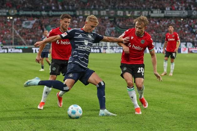 23 08 2024, xtgx, Fußball 2 Bundesliga, Hannover 96 Hamburger SV emspor, v l Adam Karabec HSV, 17 , Jannik Dehm Hannover, 20 Zweikampf, Duell, Kampf, tackle DFL DFB REGULATIONS PROHIBIT ANY USE OF PHOTOGRAPHS as IMAGE SEQUENCES and or QUASI VIDEO Hannover