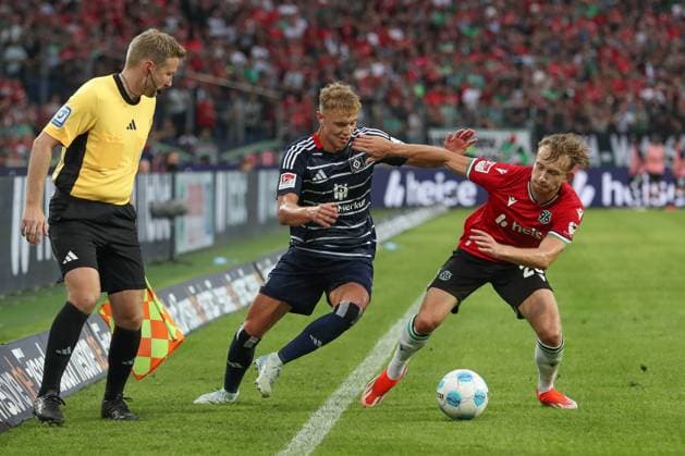 23 08 2024, xtgx, Fußball 2 Bundesliga, Hannover 96 Hamburger SV emspor, v l Adam Karabec HSV, 17 , Jannik Dehm Hannover, 20 Zweikampf, Duell, Kampf, tackle DFL DFB REGULATIONS PROHIBIT ANY USE OF PHOTOGRAPHS as IMAGE SEQUENCES and or QUASI VIDEO Hannover