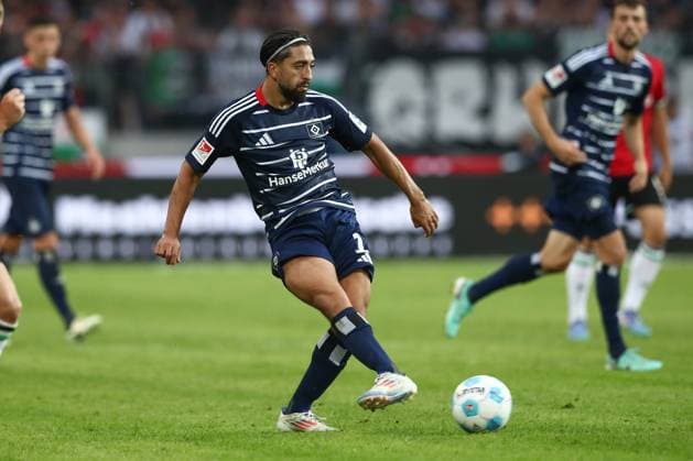 23 08 2024, xtgx, Fußball 2 Bundesliga, Hannover 96 Hamburger SV emspor, v l Immanuel Pherai HSV, 10 am Ball, plays the ball DFL DFB REGULATIONS PROHIBIT ANY USE OF PHOTOGRAPHS as IMAGE SEQUENCES and or QUASI VIDEO Hannover