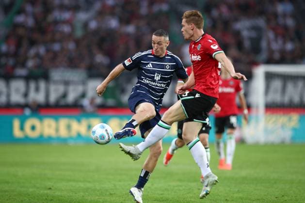 23 08 2024, xtgx, Football 2 Bundesliga, Hannover 96 Hamburger SV emspor, v l Silvan Hefti HSV, 30 , Marcel Halstenberg Hannover, 23 duel, duel, fight, tackle DFL DFB REGULATIONS PROHIBIT ANY USE OF PHOTOGRAPHS as IMAGE SEQUENCES and or QUASI VIDEO Hannover