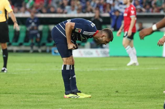 23 08 2024, xtgx, Fußball 2 Bundesliga, Hannover 96 Hamburger SV emspor, v l Lukasz Poreba HSV, 6 enttaeuscht, schaut enttaeuscht, niedergeschlagen, disappointed DFL DFB REGULATIONS PROHIBIT ANY USE OF PHOTOGRAPHS as IMAGE SEQUENCES and or QUASI VIDEO Hannover