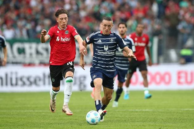 23 08 2024, xtgx, Fußball 2 Bundesliga, Hannover 96 Hamburger SV emspor, v l Jannik Rochelt Hannover, 10 , Silvan Hefti HSV, 30 Zweikampf, Duell, Kampf, tackle DFL DFB REGULATIONS PROHIBIT ANY USE OF PHOTOGRAPHS as IMAGE SEQUENCES and or QUASI VIDEO Hannover