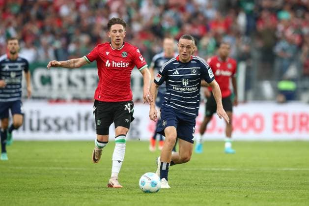 23 08 2024, xtgx, Fußball 2 Bundesliga, Hannover 96 Hamburger SV emspor, v l Jannik Rochelt Hannover, 10 , Silvan Hefti HSV, 30 Zweikampf, Duell, Kampf, tackle DFL DFB REGULATIONS PROHIBIT ANY USE OF PHOTOGRAPHS as IMAGE SEQUENCES and or QUASI VIDEO Hannover