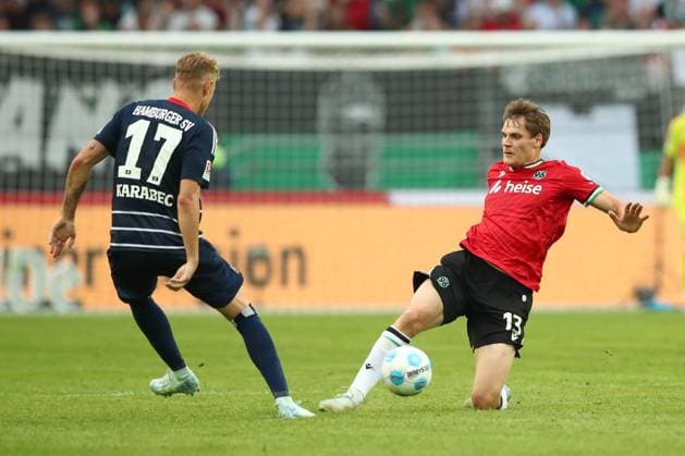 23 08 2024, xtgx, Soccer 2 Bundesliga, Hannover 96 Hamburger SV emspor, v l Adam Karabec HSV, 17 , Max Christiansen Hannover, 13 duel, fight, tackle DFL DFB REGULATIONS PROHIBIT ANY USE OF PHOTOGRAPHS as IMAGE SEQUENCES and or QUASI VIDEO Hannover