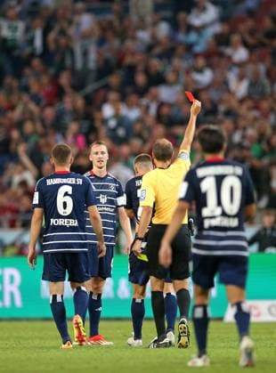 23 08 2024, Soccer 2 Bundesliga 2024 2025, Matchday 3, Hannover 96 Hamburger SV, in the Heinz von Heiden Arena Hannover Sebastian Schonlau Hamburg sees yellow red card from referee Patrick Alt DFL and DFB regulations prohibit any use of photographs as image sequences and or quasi video