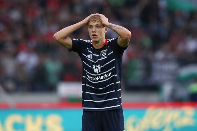 23 08 2024, xtgx, Fußball 2 Bundesliga, Hannover 96 Hamburger SV emspor, v l Adam Karabec HSV, 17 enttaeuscht, schaut enttaeuscht, niedergeschlagen, disappointed DFL DFB REGULATIONS PROHIBIT ANY USE OF PHOTOGRAPHS as IMAGE SEQUENCES and or QUASI VIDEO Hannover