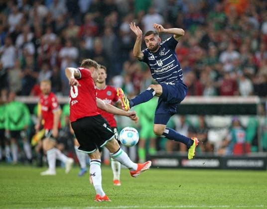 23 08 2024, Soccer 2 Bundesliga 2024 2025, Matchday 3, Hannover 96 Hamburger SV, in der Heinz von Heiden Arena Hannover L R Jannik Dehm Hannover vs Lukasz Poreba Hamburg DFL and DFB regulations prohibit any use of photographs as image sequences and or quasi video