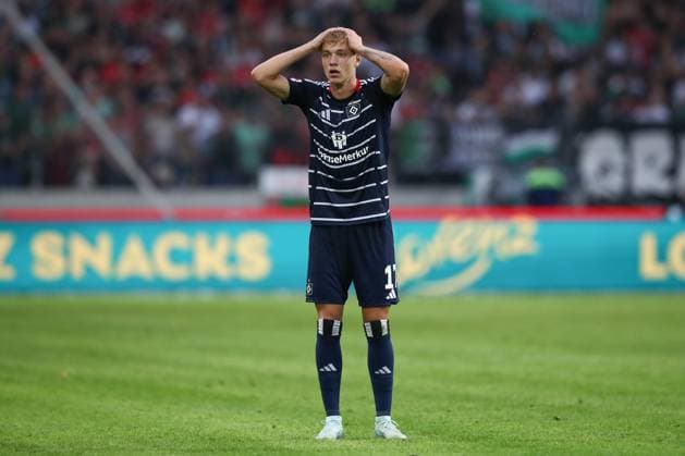 23 08 2024, xtgx, Fußball 2 Bundesliga, Hannover 96 Hamburger SV emspor, v l Adam Karabec HSV, 17 enttaeuscht, schaut enttaeuscht, niedergeschlagen, disappointed DFL DFB REGULATIONS PROHIBIT ANY USE OF PHOTOGRAPHS as IMAGE SEQUENCES and or QUASI VIDEO Hannover