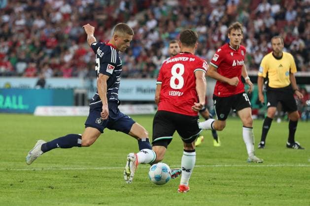 23 08 2024, xtgx, Fußball 2 Bundesliga, Hannover 96 Hamburger SV emspor, v l Adam Karabec HSV, 17 , Enzo Leopold Hannover, 8 Zweikampf, Duell, Kampf, tackle DFL DFB REGULATIONS PROHIBIT ANY USE OF PHOTOGRAPHS as IMAGE SEQUENCES and or QUASI VIDEO Hannover