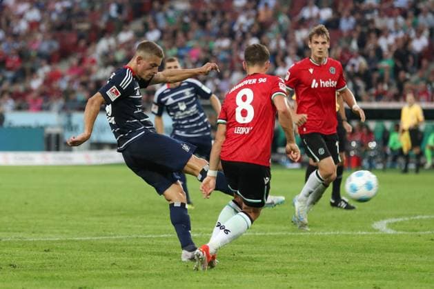 23 08 2024, xtgx, Fußball 2 Bundesliga, Hannover 96 Hamburger SV emspor, v l Adam Karabec HSV, 17 , Enzo Leopold Hannover, 8 Zweikampf, Duell, Kampf, tackle DFL DFB REGULATIONS PROHIBIT ANY USE OF PHOTOGRAPHS as IMAGE SEQUENCES and or QUASI VIDEO Hannover