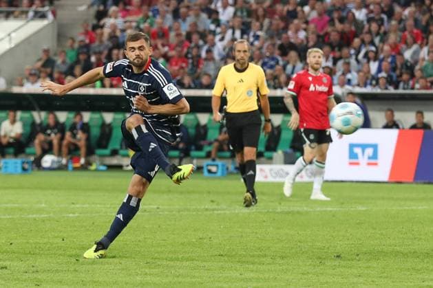 23 08 2024, xtgx, Soccer 2 Bundesliga, Hannover 96 Hamburger SV emspor, v l Lukasz Poreba HSV, 6 shot on goal, shoots the ball on goal, shot DFL DFB REGULATIONS PROHIBIT ANY USE OF PHOTOGRAPHS as IMAGE SEQUENCES and or QUASI VIDEO Hannover
