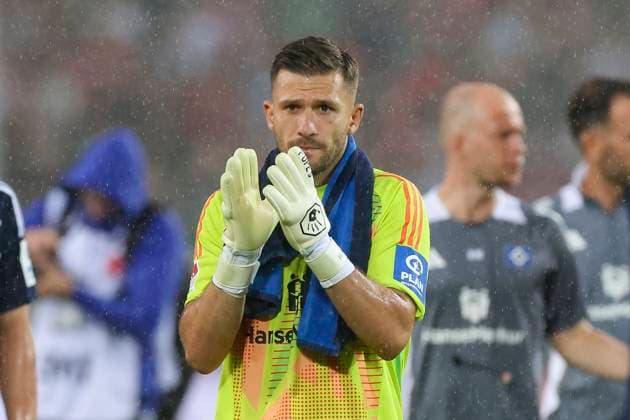 Goalkeeper Daniel Heuer Fernandes Hamburger SV looks disappointed, 2 Bundesliga, Hannover 96 vs Hamburger SV, Heinz von Heiden Arena on August 23, 2024 in Hanover, Germany Photo by Marco Steinbrenner DeFodi Images Goalkeeper Daniel Heuer Fernandes Hamburger SV looks disappointed, 2 Bundesliga, Hannover 96 vs Hamburger SV, Heinz von Heiden Arena, August 23, 2024 in Hanover, Germany Photo by Marco Steinbrenner DeFodi Images DFB DFL REGULATIONS PROHIBIT ANY USE OF PHOTOGRAPHS AS IMAGE SEQUENCES AND OR QUASI VIDEO Defodi 700 han hsv 20240823 095 Defodi-700 DFB DFL REGULATIONS PROHIBIT ANY USE OF PHOTOGRAPHS AS IMAGE SEQUENCES AND OR QUASI-VIDEO.