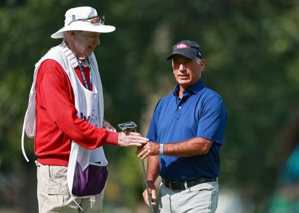 The Ally Challenge GRAND BLANC,MICHIGAN-AUGUST 23: Corey Pavin of the United States passes his club to his caddie at the 10th greenduring the first round of The Ally Challenge presented by McLaren at Warwick Hills Golf & Country Club, Grand Blanc, MI, USA Friday, August 23, 2024. Grand Blanc Michigan United States  Copyright: xAmyxLemusx originalFilename:lemus-theallyc240823_npQIf.jpg