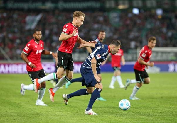 23 08 2024, Soccer 2 Bundesliga 2024 2025, Matchday 3, Hannover 96 Hamburger SV, in der Heinz von Heiden Arena Hannover L R Jannik Dehm Hannover vs Levin Öztunali Hamburg DFL and DFB regulations prohibit any use of photographs as image sequences and or quasi video