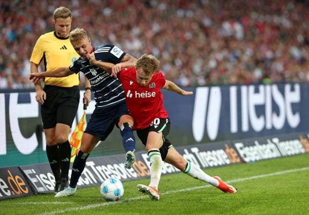 23 08 2024, Soccer 2 Bundesliga 2024 2025, Matchday 3, Hannover 96 Hamburger SV, in der Heinz von Heiden Arena Hannover L R Adam Karabec Hamburg vs Jannik Dehm Hannover DFL and DFB regulations prohibit any use of photographs as image sequences and or quasi video