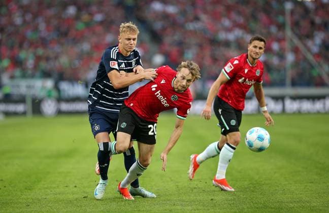 23 08 2024, Soccer 2 Bundesliga 2024 2025, Matchday 3, Hannover 96 Hamburger SV, in der Heinz von Heiden Arena Hannover L R Adam Karabec Hamburg vs Jannik Dehm Hannover DFL and DFB regulations prohibit any use of photographs as image sequences and or quasi video