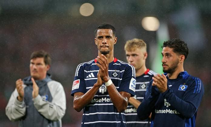 23 08 2024, Soccer 2 Bundesliga 2024 2025, Matchday 3, Hannover 96 Hamburger SV, in the Heinz von Heiden Arena Hannover L R Robert Glatzel Hamburg and Ludovit Reis Hamburg disappointed DFL and DFB regulations prohibit any use of photographs as image sequences and or quasi video