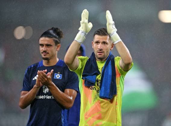 23 08 2024, Soccer 2 Bundesliga 2024 2025, Matchday 3, Hannover 96 Hamburger SV, at Heinz von Heiden Arena Hannover L R Guilherme Ramos Hamburg and goalkeeper Daniel Heuer Fernandes Hamburg disappointed DFL and DFB regulations prohibit any use of photographs as image sequences and or quasi video